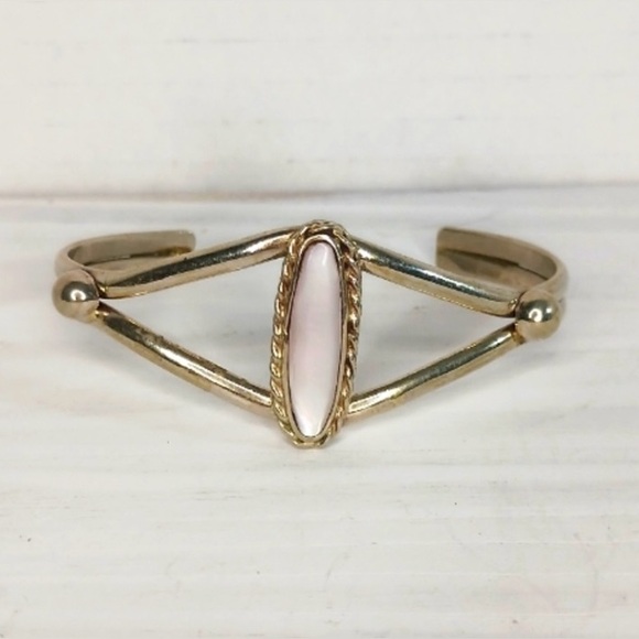 None Jewelry - Silver Cuff Bracelet With Pink Iridescent Stone